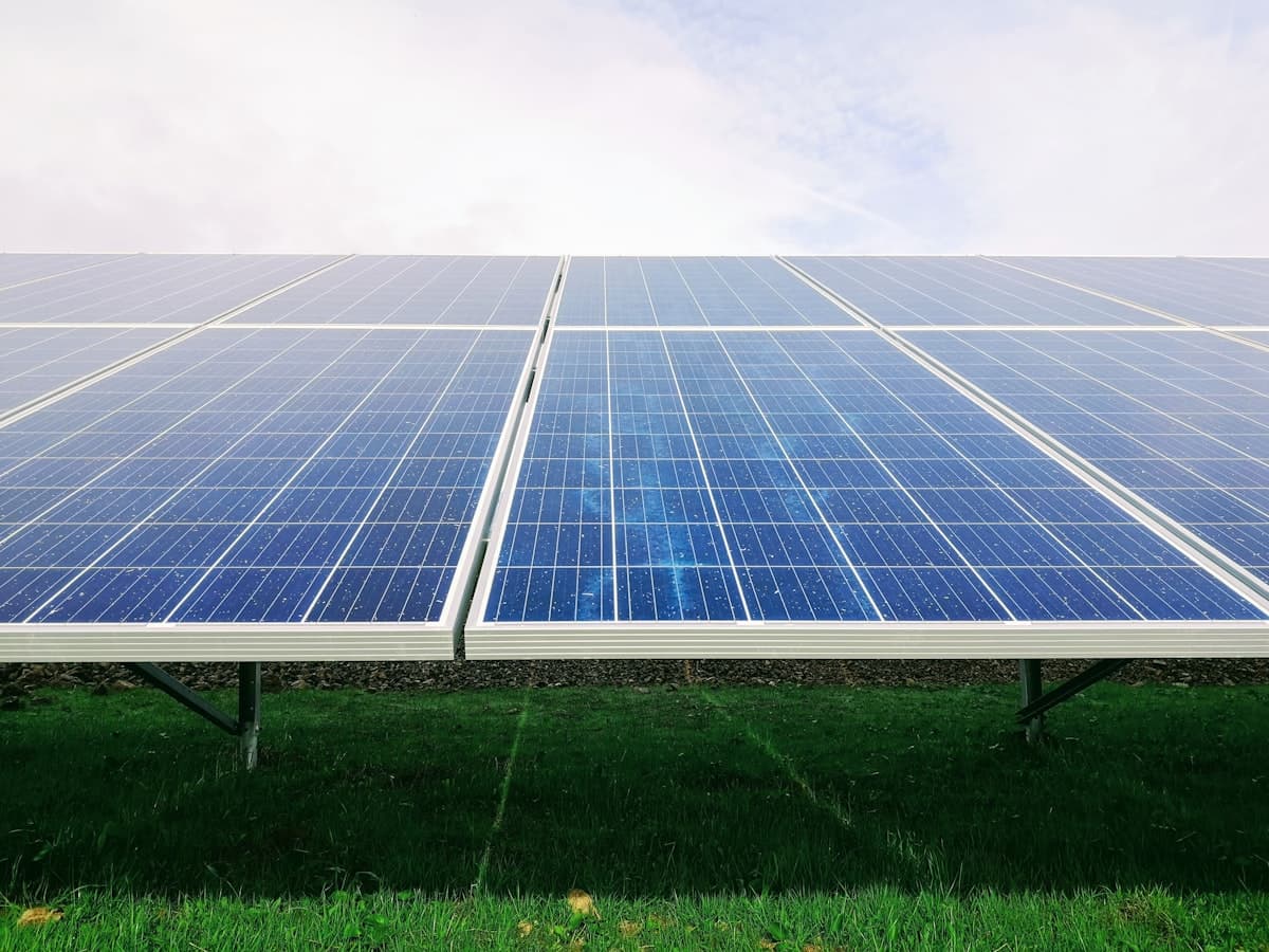 Détail d’une installation de panneaux photovoltaïques, quadrillage des cellules