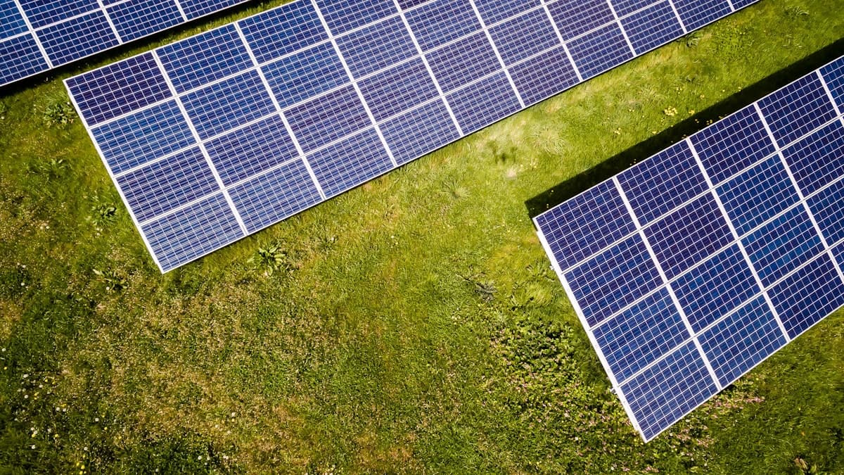 Panneaux photovoltaïques vus en contre-plongée