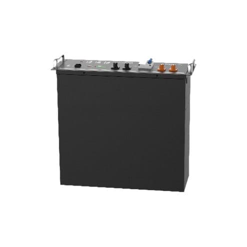 Module Pylontech US5000 vu de dessus et de trois quarts arrière : capot acier noir, oreilles de fixation en rack et poignées latérales.