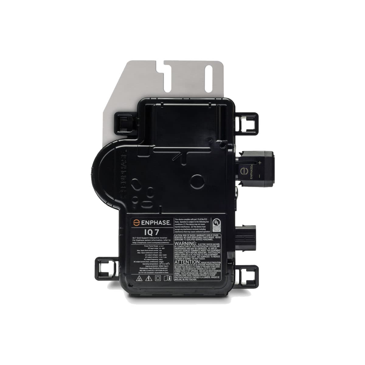 Micro-onduleur Enphase IQ 7 vu de face : boîtier noir sérigraphié IQ 7 sur son équerre de montage, connecteur de sortie sur le côté.