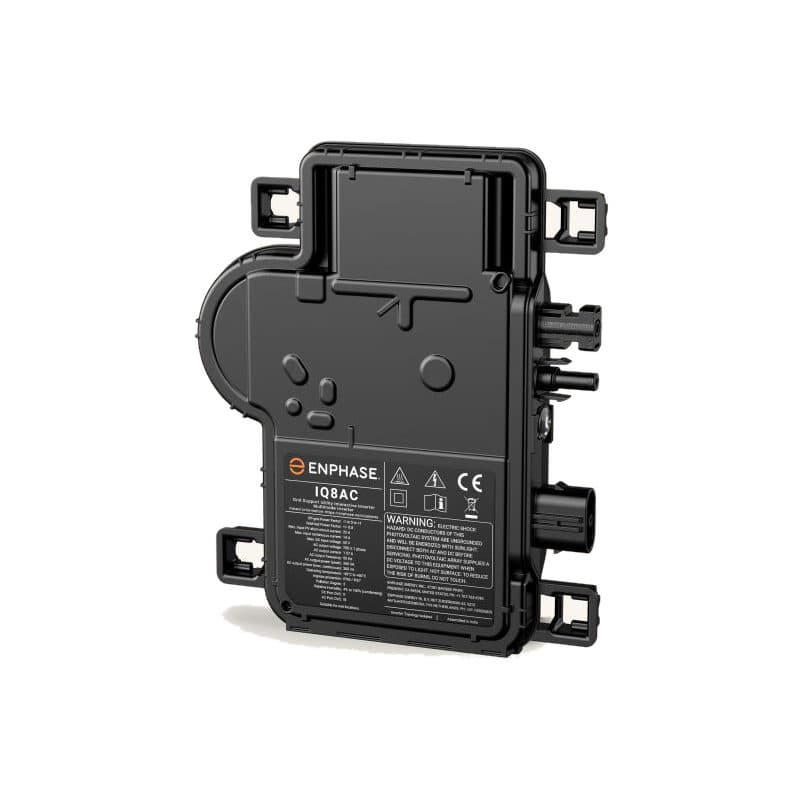 Micro-onduleur Enphase IQ8AC noir vu de trois quarts, étiquette de caractéristiques visible et connecteurs latéraux.