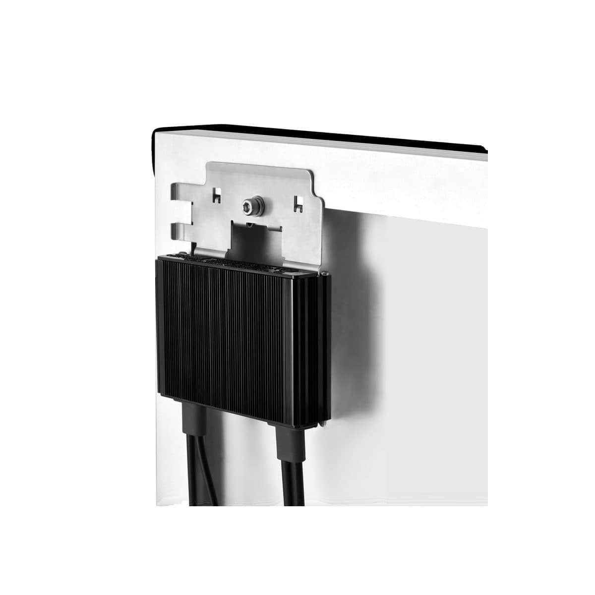 Optimiseur de puissance SolarEdge monté sur le cadre d’un module, boîtier noir à ailettes, étrier inox et câbles de raccordement.