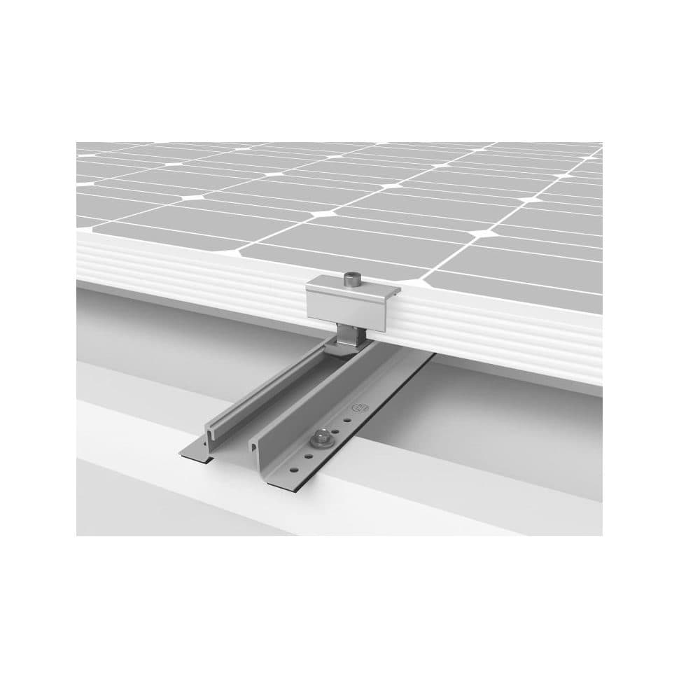 Rail court K2 MiniRail fixé sur une tôle nervurée, avec sa pince de serrage tenant le cadre d’un panneau.