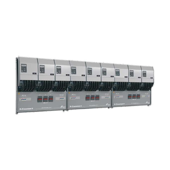Trois cadres de montage Studer X-Connect alignés, chacun portant trois onduleurs-chargeurs Xtender pré-câblés, avec les borniers AC in, AC out et DC in sérigraphiés en partie basse.