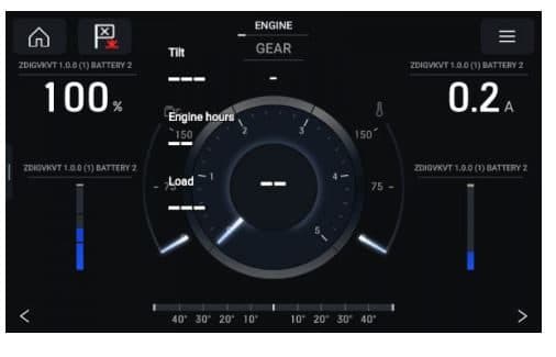 Écran multifonction de navigation affichant, autour des cadrans du moteur, les jauges de batterie transmises sur le réseau NMEA 2000 : état de charge, courant et niveaux.